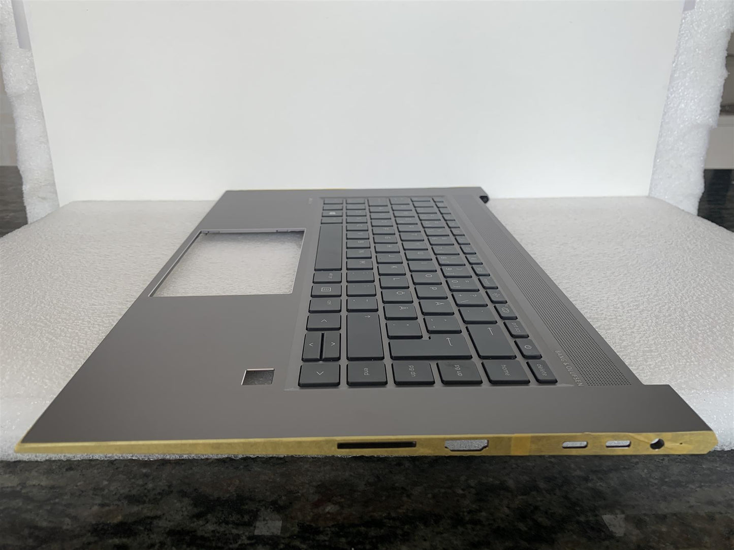 HP ZBook Studio G8 M14605-B71 Swedish Finnish Keyboard Palmrest Sweden Finland