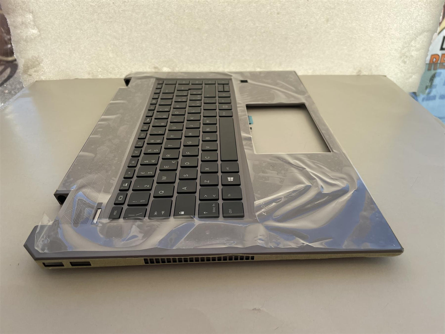 For HP ZBook Studio x360 G5 L30669-062 Palmrest Top Cover Keyboard Itallian NEW