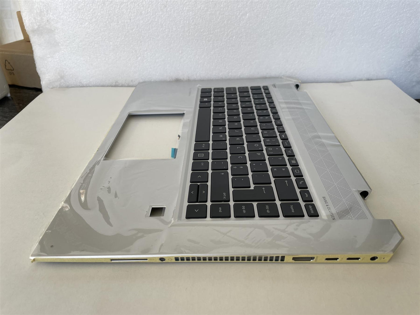 HP EliteBook 1050 G1 Keyboard L34212-131 Palmrest TOP COVER CP BL PORTUGAL