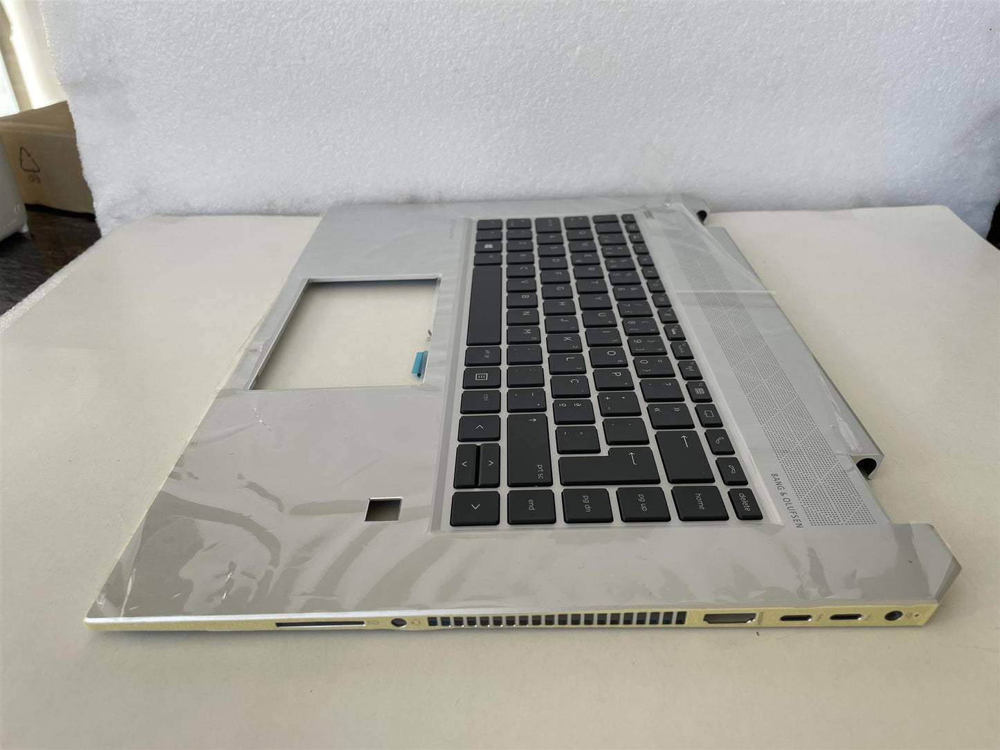 HP EliteBook 1050 G1 Keyboard L34213-131 Palmrest TOP COVER BL PVCY PORTUGAL