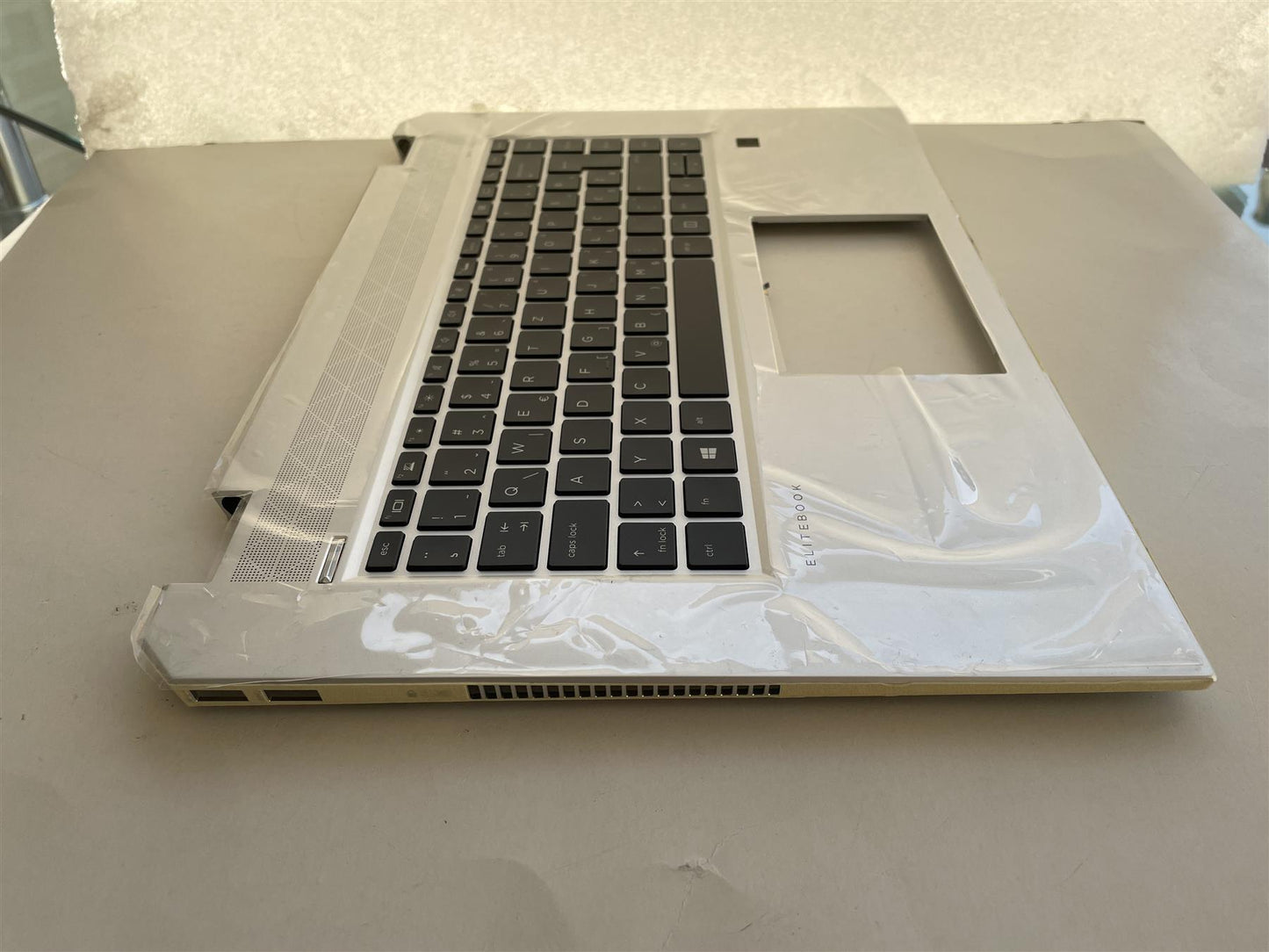 HP EliteBook 1050 G1 Keyboard L34213-BA1 Palmrest TOP COVER BL PVCY ADR